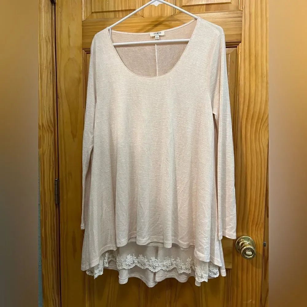 Umgee size L cream colored tunic with lace accents